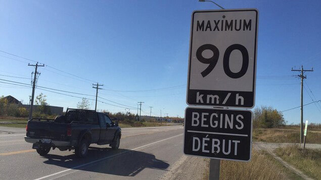 Une camionnette roule sur la route 11. Une camionnette roule sur la route 11.