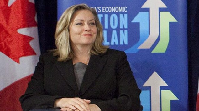 Linda Hasenfratz, PDG de Linamar, participe à une conférence de presse en 2010.