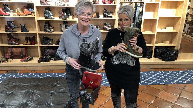 Sonia et Linda, des vedettes de la vente de chaussures sur le web