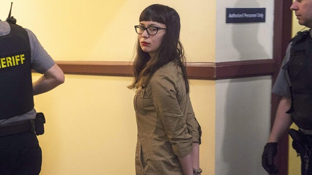 Lindsay Souvannarath en 2015 menottée dans un couloir du tribunal à Halifax. Lindsay Souvannarath en 2015 menottée dans un couloir du tribunal à Halifax.
