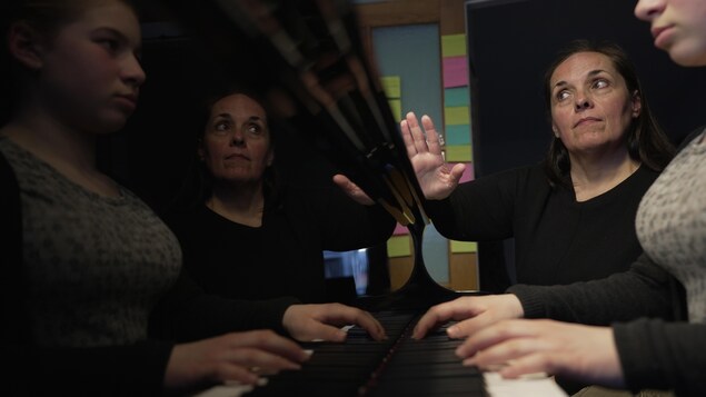 Line Fogal dirige une élève au piano. 