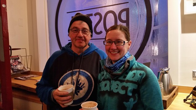 Lionel Curé et sa fille Cassandra prennent un café bien mérité. « Qui aurait pu s’imaginer qu’il est possible de faire de la course à 6 h du matin en portant un sourire », dit-elle. Lionel Curé et sa fille Cassandra prennent un café bien mérité. « Qui aurait pu s’imaginer qu’il est possible de faire de la course à 6 h du matin en portant un sourire », dit-elle.