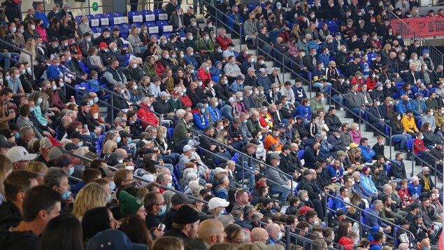 Passeport vaccinal dans les arénas : des frais importants pour les villes