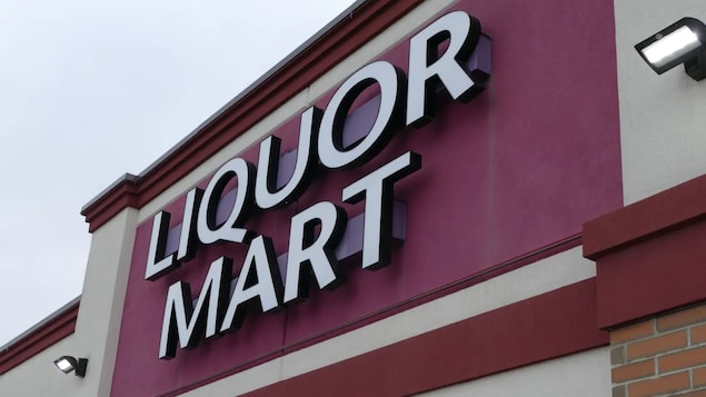 Gros plan sur l'enseigne de Liquor Mart.