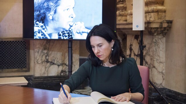 Valérie Plante a signé le livre d'or en l'honneur de Lise Payette. Valérie Plante a signé le livre d'or en l'honneur de Lise Payette.