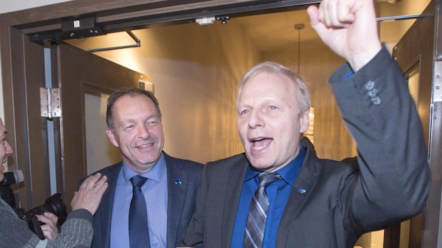 Jean-François Lisée (à droite), fier du résultat obtenu par Marc Bourcier.