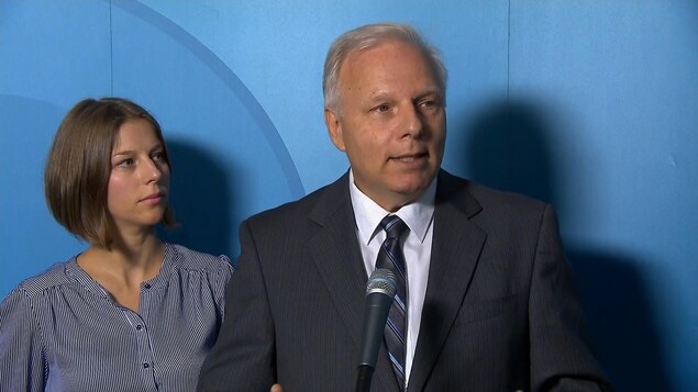 Le chef du Parti québécois, Jean-François Lisée, en compagnie de la présidente élue du parti, Gabrielle Lemieux.