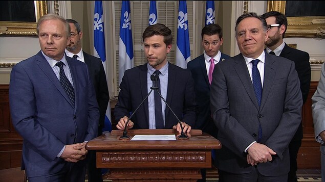 Jean-François Lisée, Gabriel Nadeau-Dubois et François Legault devant les journalistes.