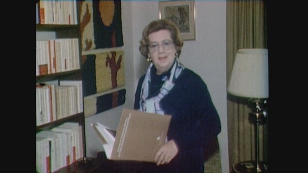 La journaliste Lisette Morin chez elle en 1980.