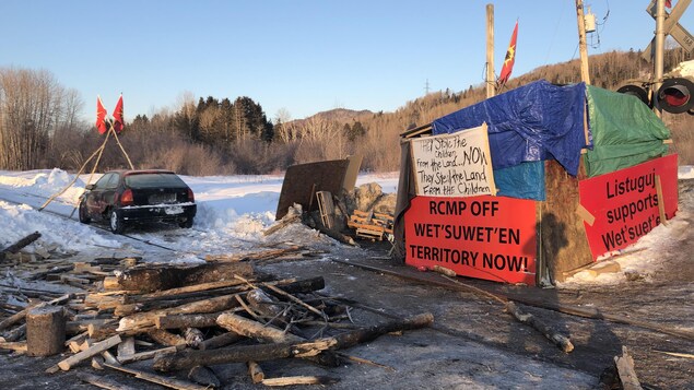 Une voiture a été stationnée sur le rail.