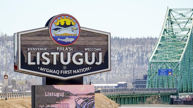 L'affiche de Listuguj avec le pont interprovincial à l'arrière.