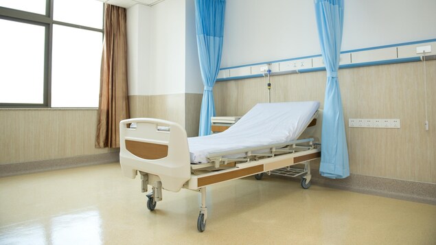 Un lit d'hôpital vide.