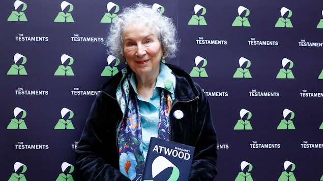 L'écrivaine Margaret Atwood pose avec son nouveau livre Les Testaments.