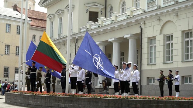 Le drapeau de la Lituanie est flanqué d’un côté par celui de l’Union européenne, et de l’autre, par celui de l’OTAN.