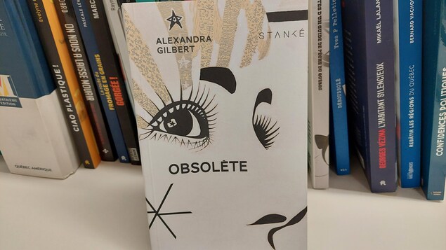 Le livre «Obsolète» d'Alexandra Gilbert repose sur une surface blanche. 