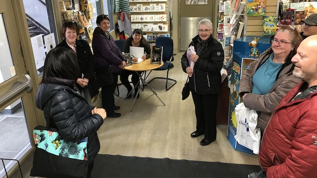Une dizaine de personnes réunies pour le lancement du livre Des îles de la Madeleine à l'île Nepawa à la Librairie du Soleil de Gatineau. Une dizaine de personnes réunies pour le lancement du livre Des îles de la Madeleine à l'île Nepawa à la Librairie du Soleil de Gatineau.
