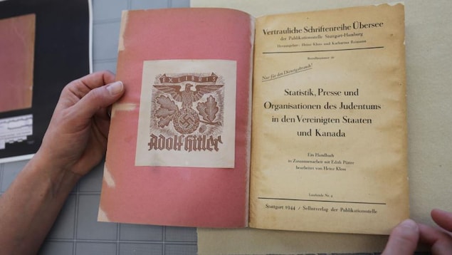 Ce livre porte un aigle stylisé, une croix gammée et les mots « Ex Libris Adolf Hitler»