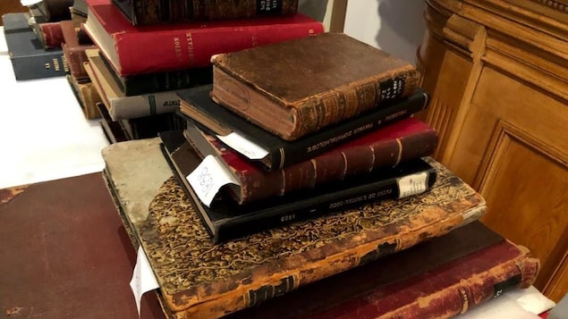 De vieux livres empilés sur une table.