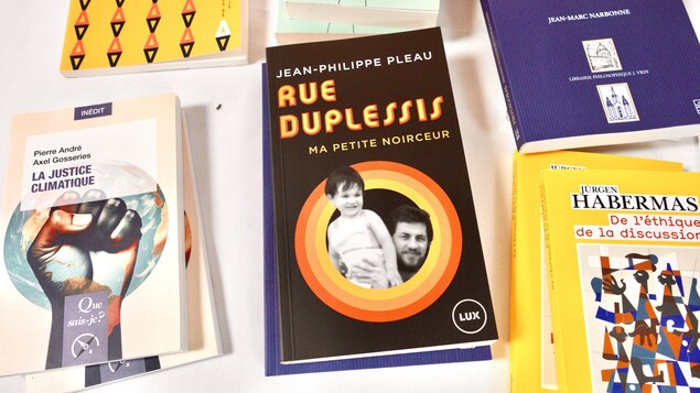 Des livres sont déposés sur une table.
