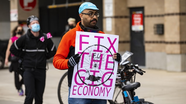 Un travailleur de Foodora manifeste le 1er mai à Toronto.