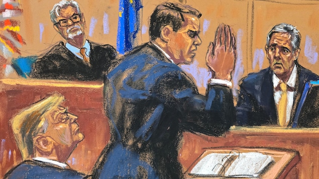 Le bras levé, l'avocat Todd Blanche contre-interroge Michael Cohen, sous le regard de Donald Trump et du juge Juan Merchan. 