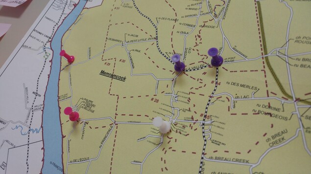 Sur une carte de Memramcook, quelques punaises sont placées. Sur une carte de Memramcook, quelques punaises sont placées.