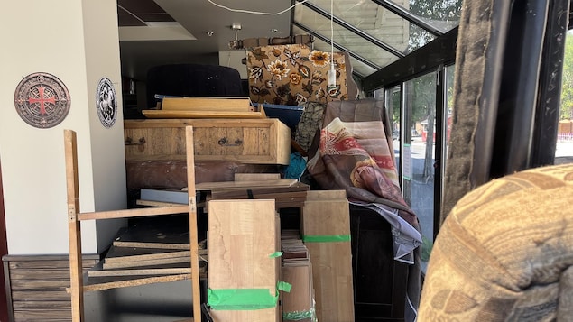 des meubles entassés dans un local