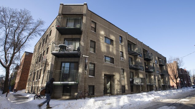 Façade d'un HLM sur la rue De La Visitation, à Montréal, en hiver.