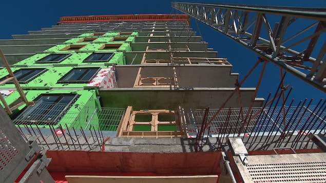 Un immeuble de logements en construction.