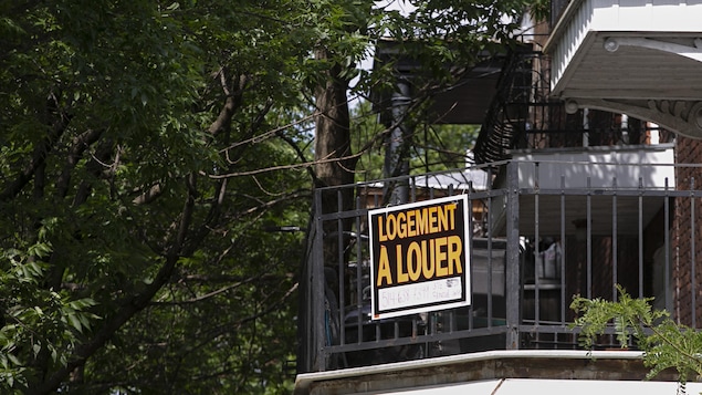 Pancarte de logement à louer sur un balcon.