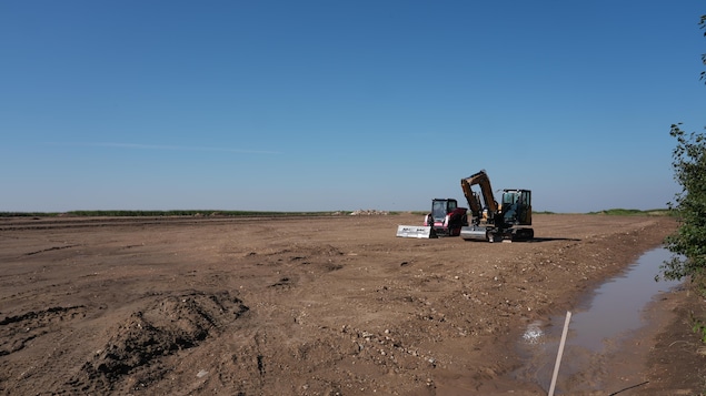 Des machines de construction sur un terrain en travaux.
