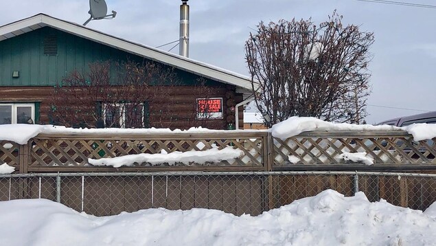 Une maison à vendre à Fort Simpson en hiver.