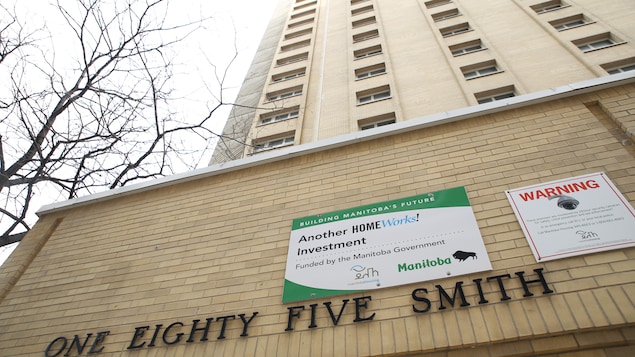 Une tour avec une ancienne affiche de Logement Manitoba.