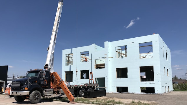 Un bâtiment en construction.