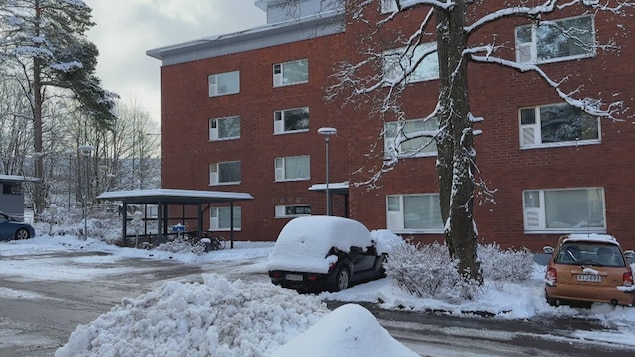 Un édifice à logement en brique l'hiver à Helsinki.