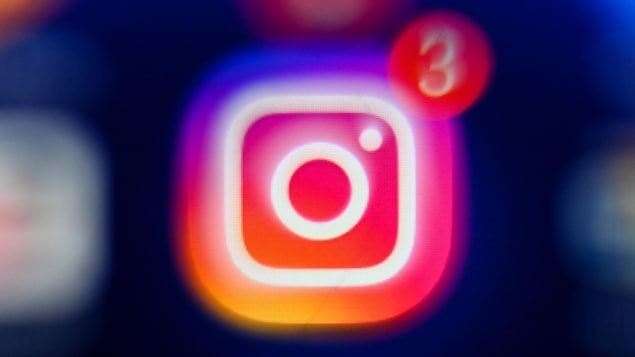 Un logo d'Instagram en gros plan et flou.