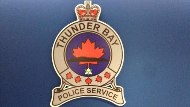 Logo du Service de police de Thunder Bay sur fond bleu.