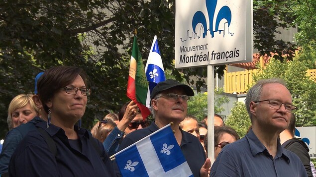 Des participants à la cérémonie montréalaise soulignant les 40ans de l'adoption de la Charte de la langue française