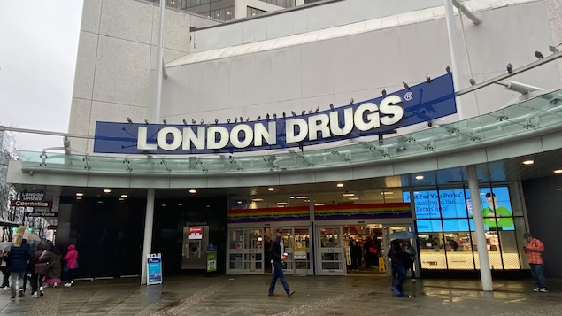 Une devanture de magasin avec l'enseigne « London Drugs » à Vancouver en octobre 2023. 