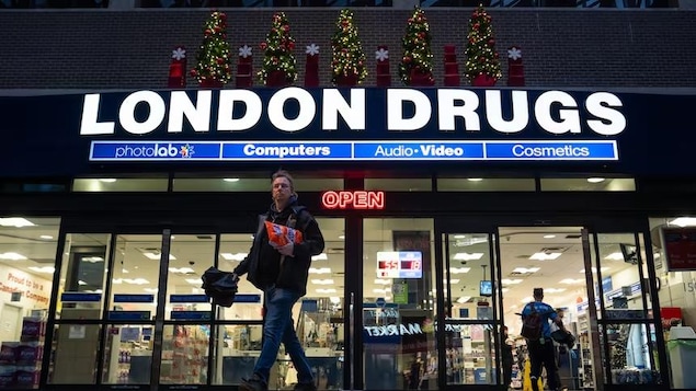 Un homme sort d'un magasin de London Drugs.