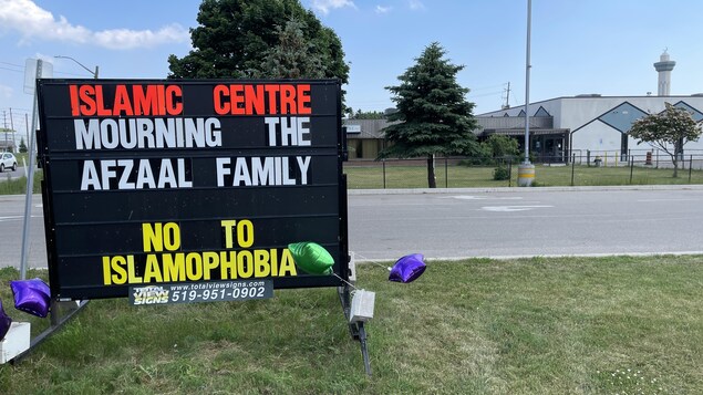 Un cartel frente a un centro islámico en Canadá que lamenta la pérdida de la familia Afzaal y denuncia la islamofobia.