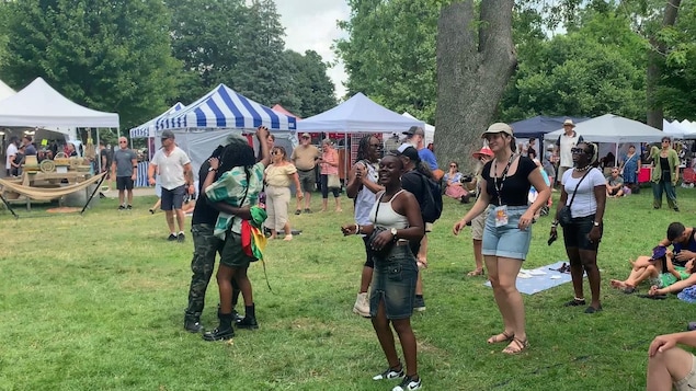 Des gens dans un parc.