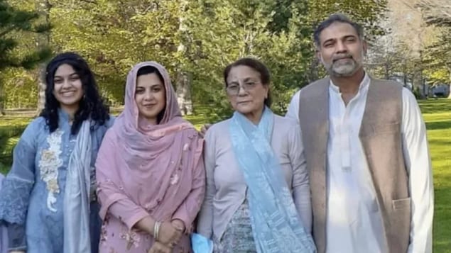 Foto de la familia Afazaal en el parque Yumna Afzaal, 15 años, a la izquierda, Madiha Salman, 44 años, en el centro a la izquierda, Talat Afzaal, 74 años.