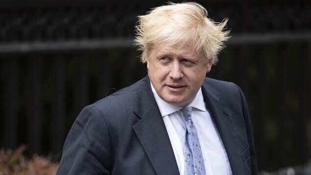 Boris Johnson marche dans la rue.