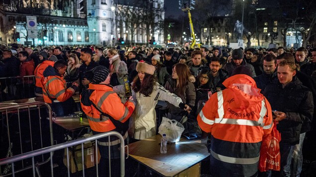 Les forces de sécurité inspectent les citoyens venus assister au spectacle du feu d'artifice de la nouvelle année. Les forces de sécurité inspectent les citoyens venus assister au spectacle du feu d'artifice de la nouvelle année.