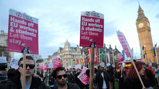 Des manifestants réunis devant le Parlement britannique réclament un statut protégé pour les travailleurs et étudiants de l’UE établis au Royaume-Uni, le 13 mars. Des manifestants réunis devant le Parlement britannique réclament un statut protégé pour les travailleurs et étudiants de l’UE établis au Royaume-Uni, le 13 mars.