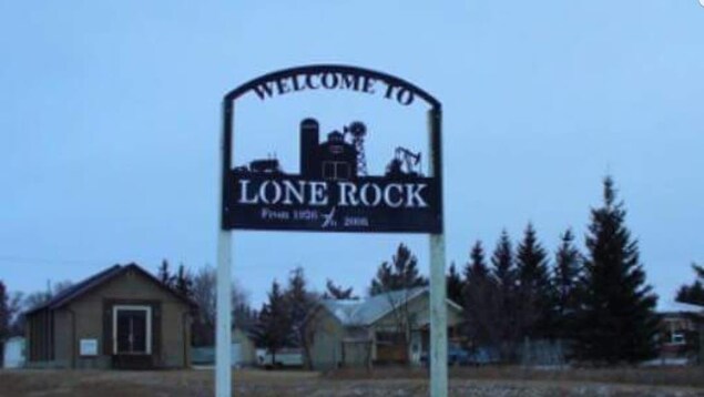 La pancarte dit « bienvenue à Lone Rock ». La pancarte dit « bienvenue à Lone Rock ».