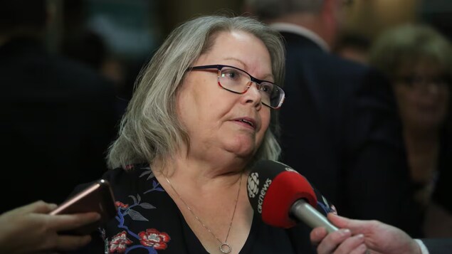 La présidente de la Fédération du travail de la Saskatchewan, Lori Johb, devent les micros.