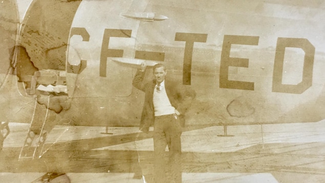 Un homme, Lorne Boyd, devant un avion. Un homme, Lorne Boyd, devant un avion.