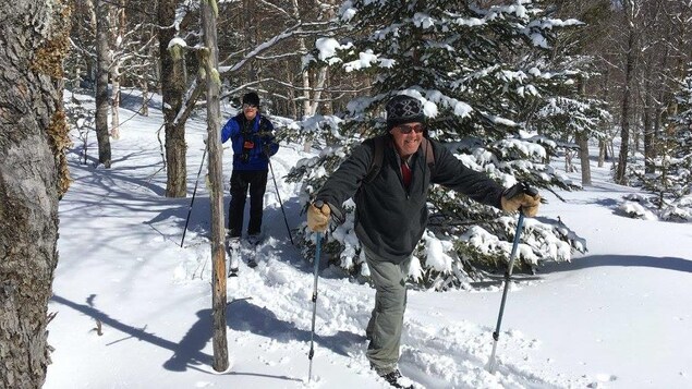 Louis Fradette parcourt une quinzaine de kilomètres en ski de fond pour se rendre à son point d'observation dans la réserve faunique de Matane. Louis Fradette parcourt une quinzaine de kilomètres en ski de fond pour se rendre à son point d'observation dans la réserve faunique de Matane.